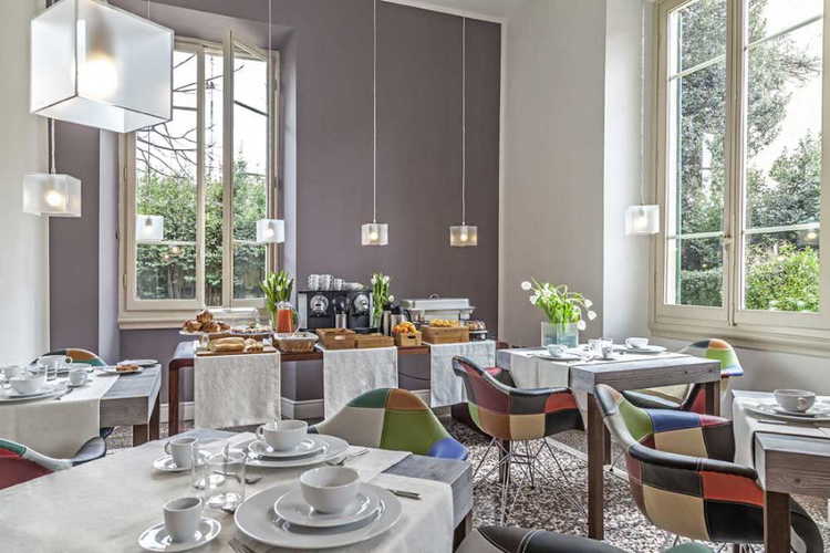 La colazione viene servita in una sala che si affaccia sul giardino