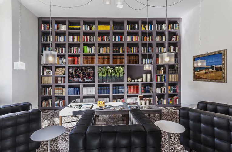 Libreria e sala lettura: rispecchiano la contemporaneitÃ  dell'hotel