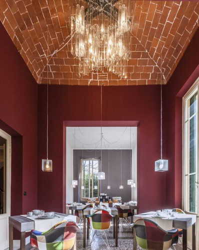 Una sintesi creativa di colori, luci ed architettura tradizionale
