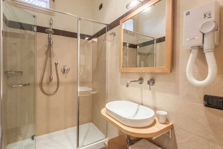 I bagni sono dotati di ampie docce ed arredo contemporaneo