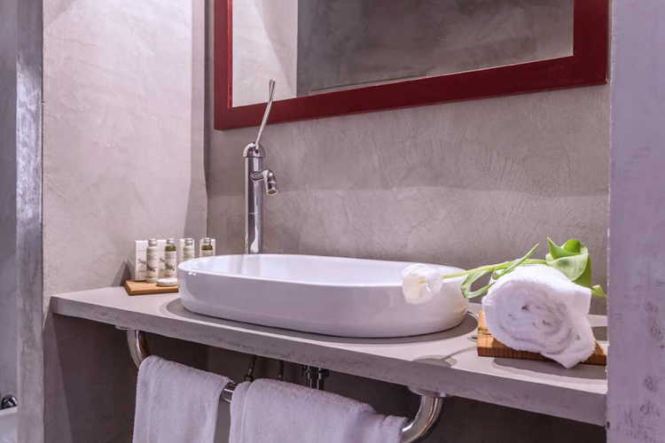 Ognuna delle 15 camere Ã¨ dotata di bagno privato ed aria condizionata