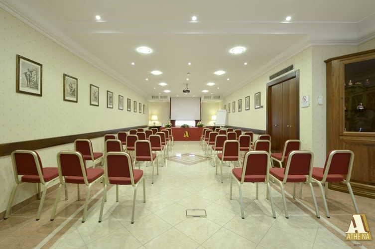 La sala conferenze ben organizzata e dotata di ogni apparecchiatura