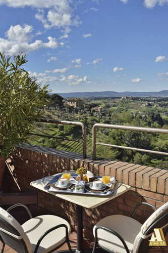 Colazione al mattino o drink al tramonto sulla terrazza panoramica