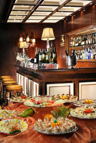 Ricco ed abbondante Happy Hour organizzato dall'Aemircan Bar