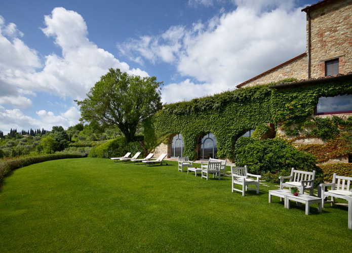 Well tended, lush green gardens for relax at Hotel le Fontanelle