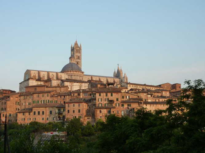 Palazzetto Rosso Ã¨ situato vicino al Duomo ed alla Torre del Mangia