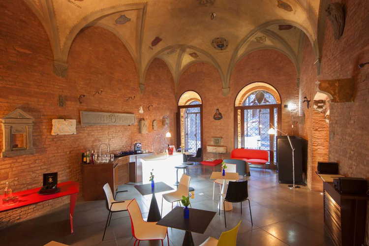 L'albergo Ã¨ situato in un palazzo storico del tardo 1200