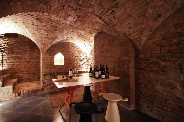 Degustazione dei vini e prodotti locali nell'antica cantina