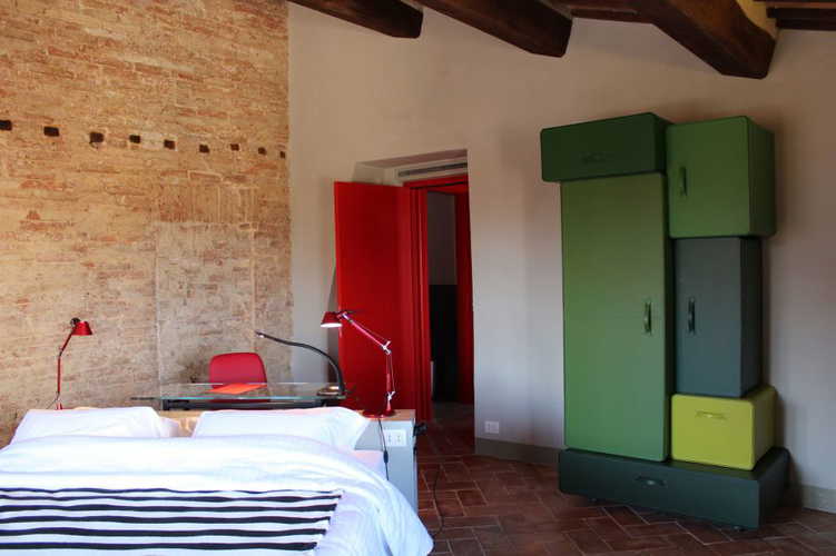 Il contrasto tra classico e moderno Ã¨ accentuato dall'arredo original