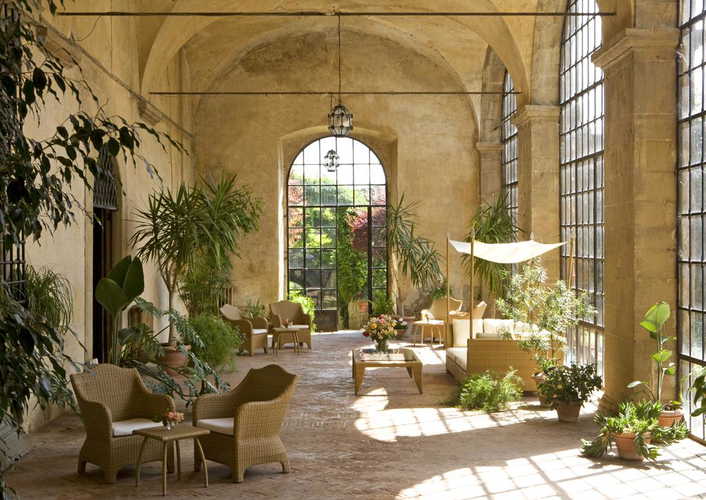 Hotel Torre di Bellosguardo - Gli esterni, attrezzati con tavoli e sedie per creare degli angoli dove potersi rilassare o chiacchierare con gli altri