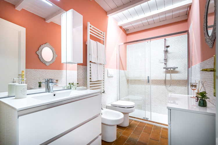 Il bagno, comodo, spazioso e dalle linee moderne