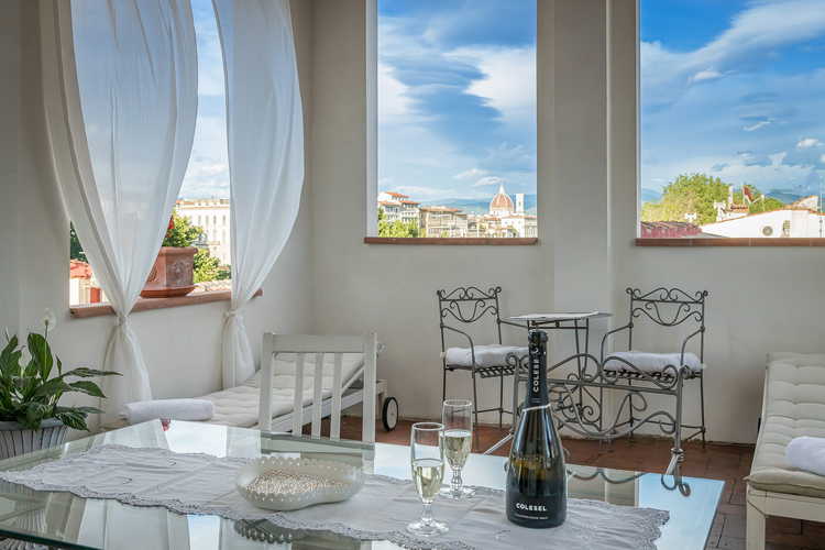Ammirare il panorama su Firenze da una posizione di assoluto privilegio, sorseggiando dello champagne Ã¨ un'esperienza indescrivibile