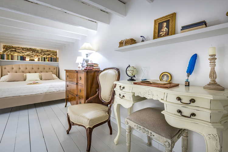 Il soppalco che ospita il letto Ã¨ un ambiente ricco di fascino, con pavimenti in parquet