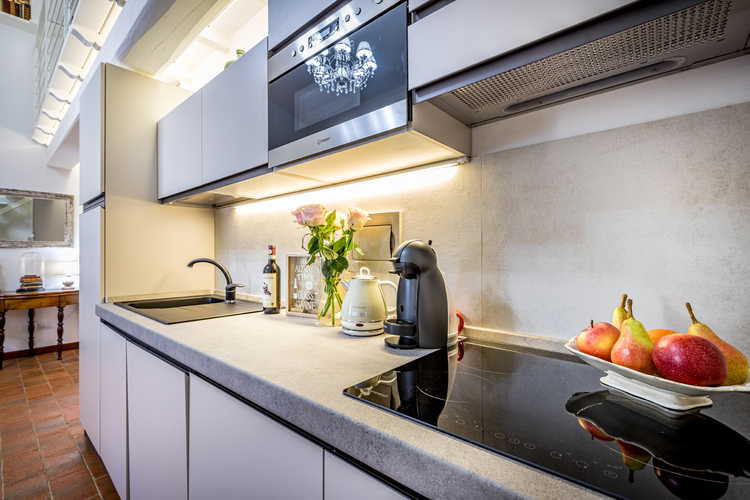La cucina dell'appartamento Ã¨ in stile moderno, come si evince dal piano cottura ad induzione