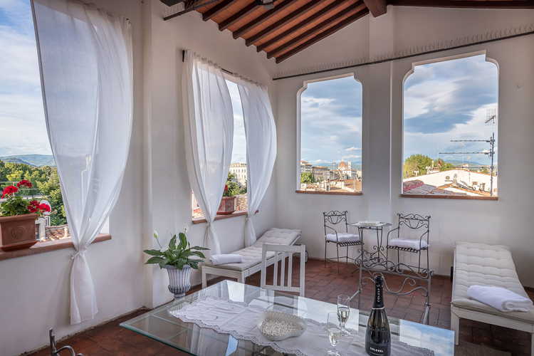 La magnifica e favolosa terrazza con vista sulla cittÃ  e scorci sul Duomo, dotata di sdraio, sedie e tavolo per il massimo comfort