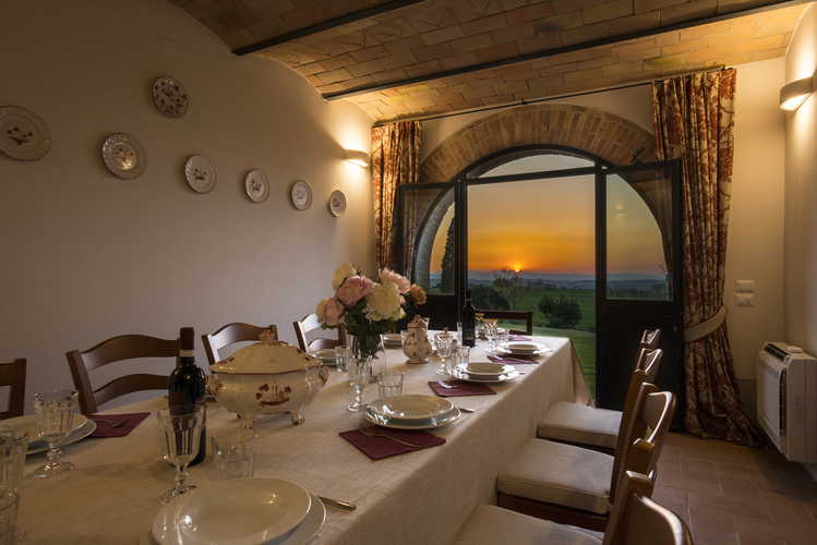 Villa I Cipressini: tramonto sulle sinuose colline toscane