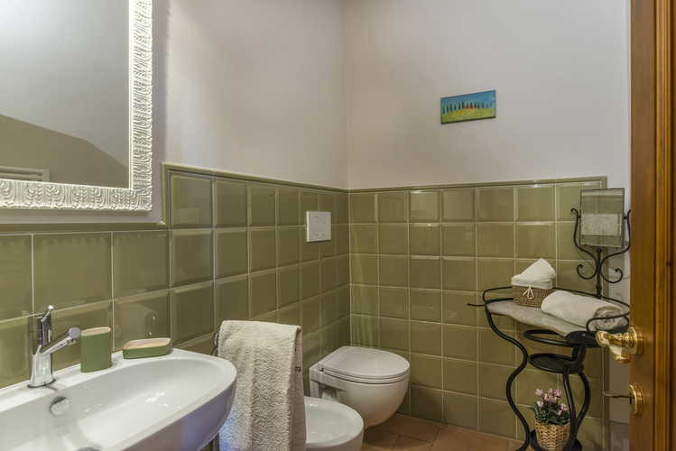 Villa I Cipressini: il bagno, dallo stile semplice ma elegante al tempo stesso