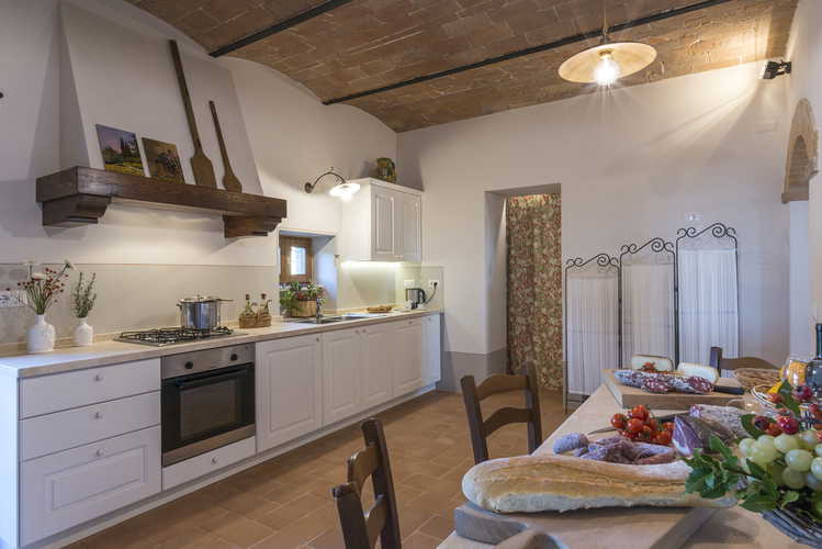 Villa I Cipressini: la cucina con il piano cottura, la lavastoviglie e spazio in abbondanza