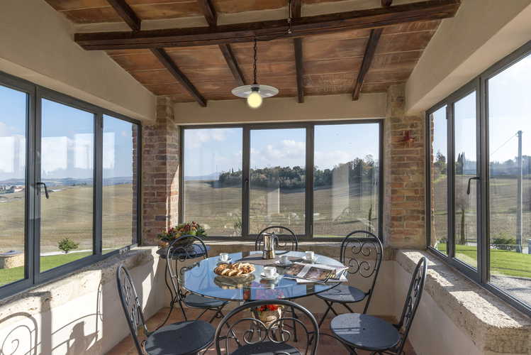 Villa I Cipressini: la veranda coperta, per godersi la colazione o un aperitivo con vista sul magnifico paesaggio anche in inverno