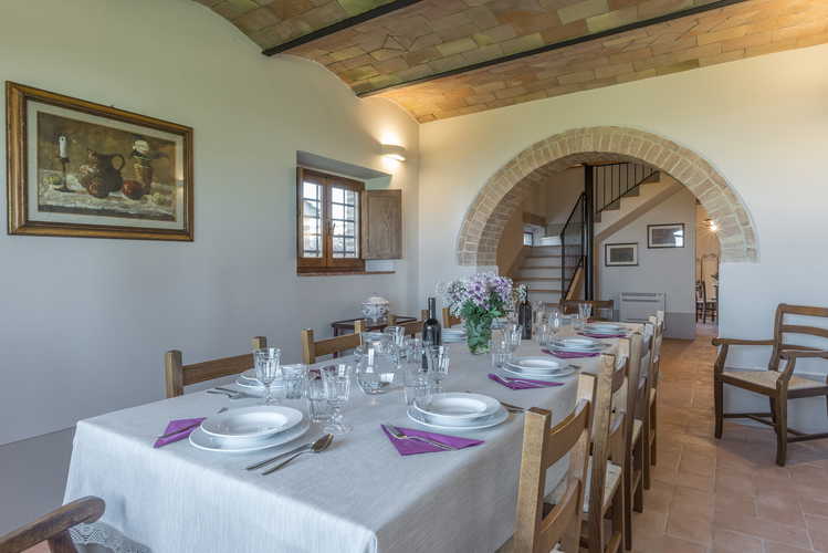 Villa I Cipressini: la sala pranzo, molto grande e dotata di tutto il necessario per imbandire la lunga tavola