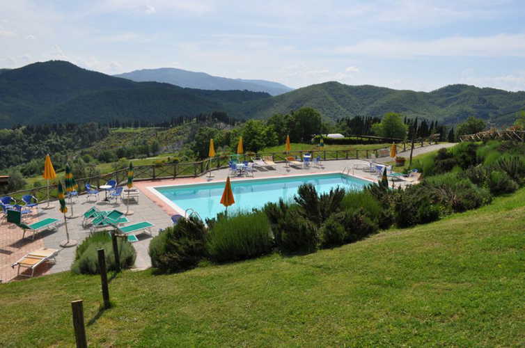 Farmhouse in Tuscany with panoramic pool
