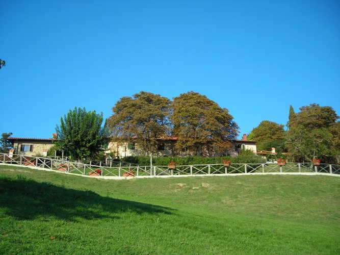 External view of the farmhouse in Tuscany