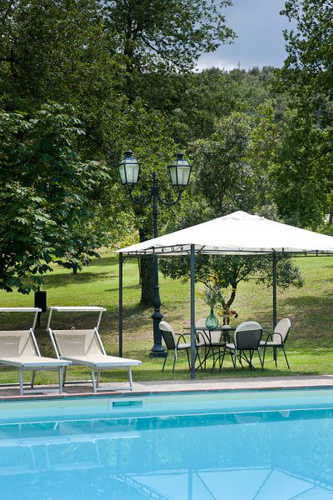 Lunch or dinner by the pool at Agriturismo i Pianelli Lunch or dinner by the pool at Agriturismo i Pianelli
