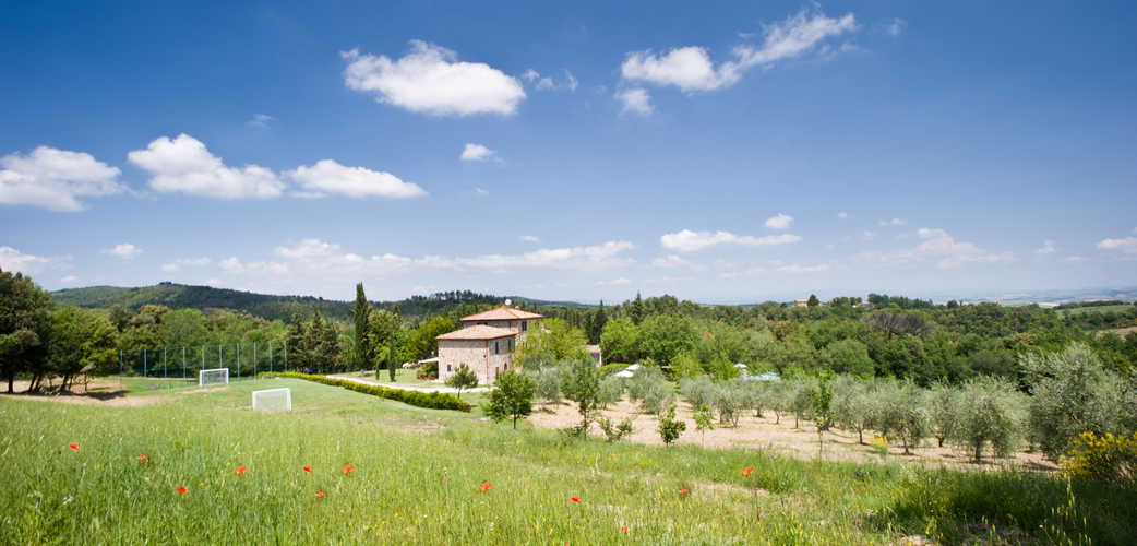 Lunch or dinner by the pool at Agriturismo i Pianelli Lunch or dinner by the pool at Agriturismo i Pianelli