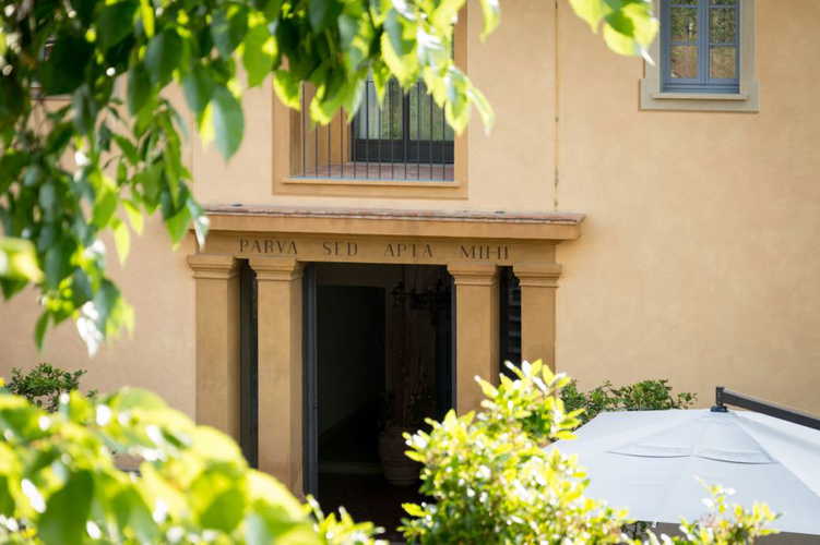 Un contesto elegante e accogliente per rilassarsi e godersi la Toscana