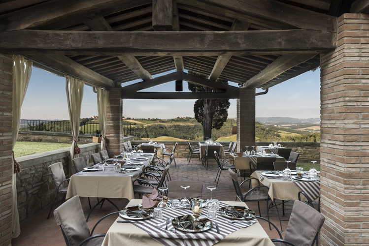 Il borgo Ã¨ circondato dal profumo dei fiori, degli oliveti e vigneti