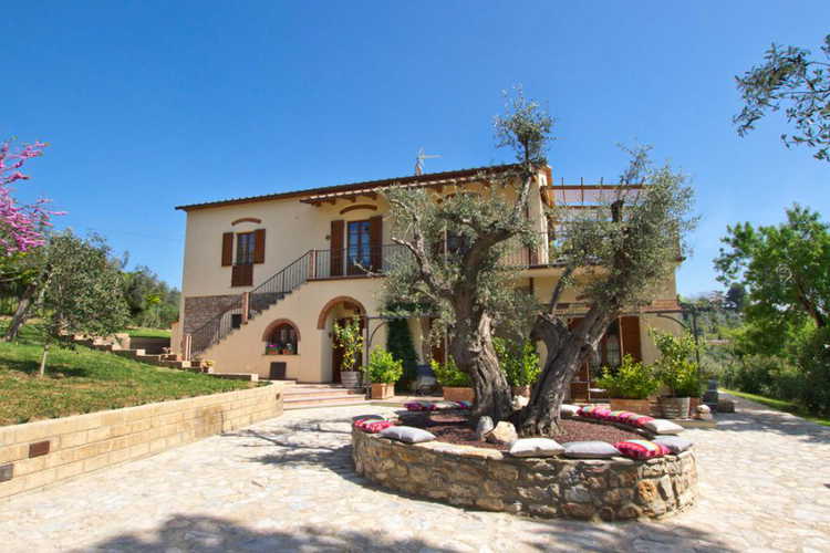 The house has been recently restored preserving a rural touch