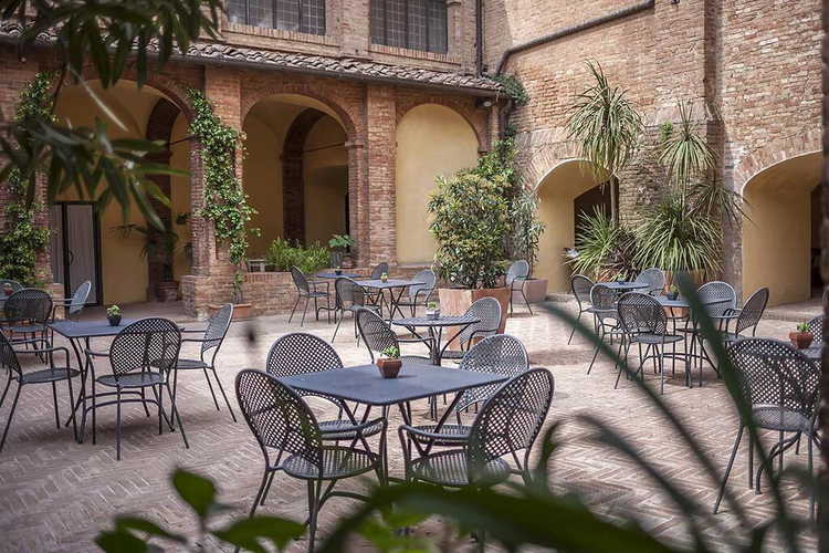 A refreshing place to relax  at il Chiostro del Carmine
