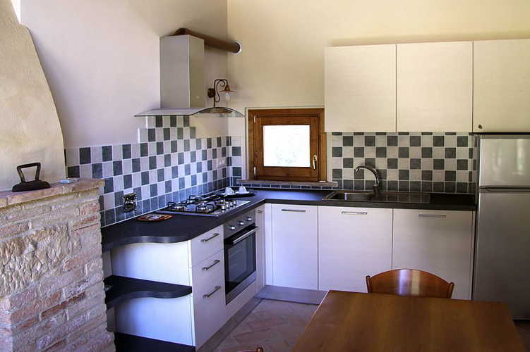 La cucina completamente attrezzata con ogni moderno complemento