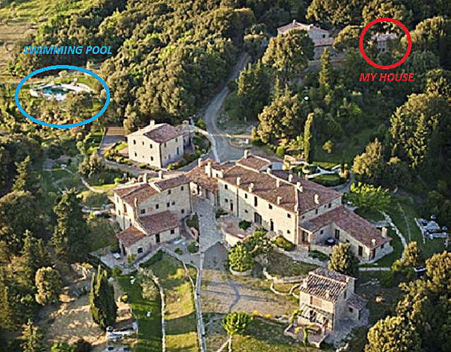 La piscina privata Ã¨ a pochi passi dalla villa, immersa nella natura