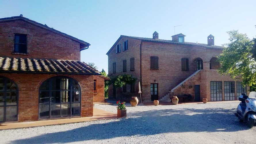 Edifici in mattoni rossi tipici dell'area di Montepulciano