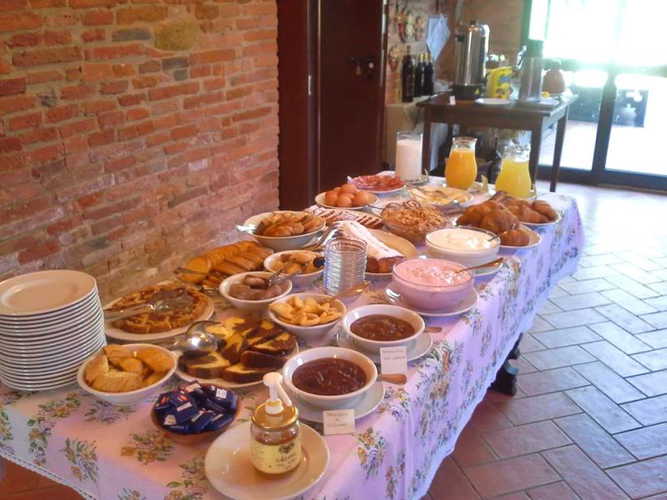 Su richiesta, la colazione, con prodotti locali fatti in casa, genuini