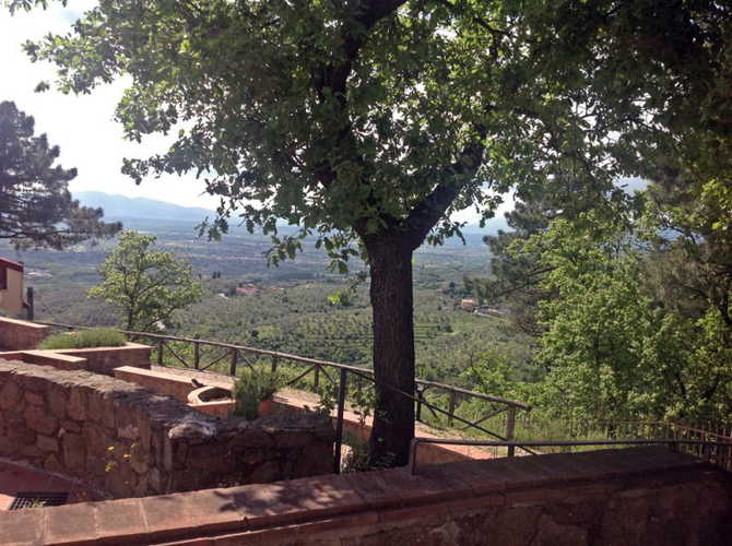 Vista del San Baronto sotto il sole della Toscana