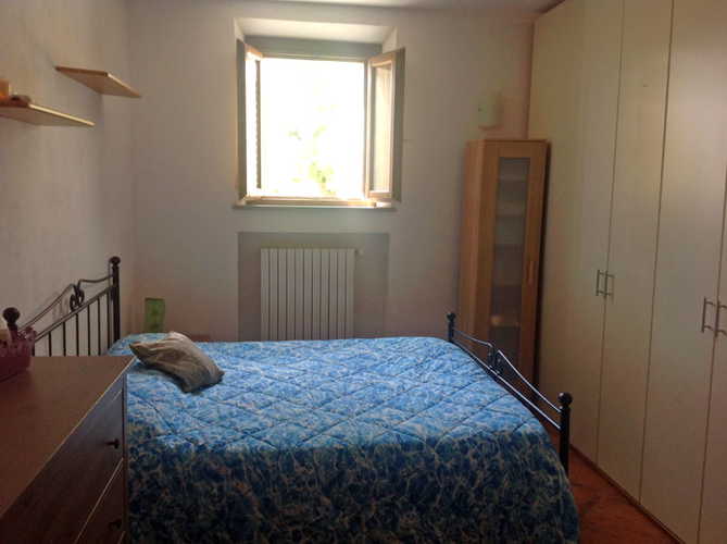 La camera da letto con Tv e il grande armadio