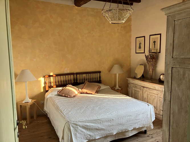 Nelle camere vi Ã¨ il parquet, soffitti con travi a vista e terracotta