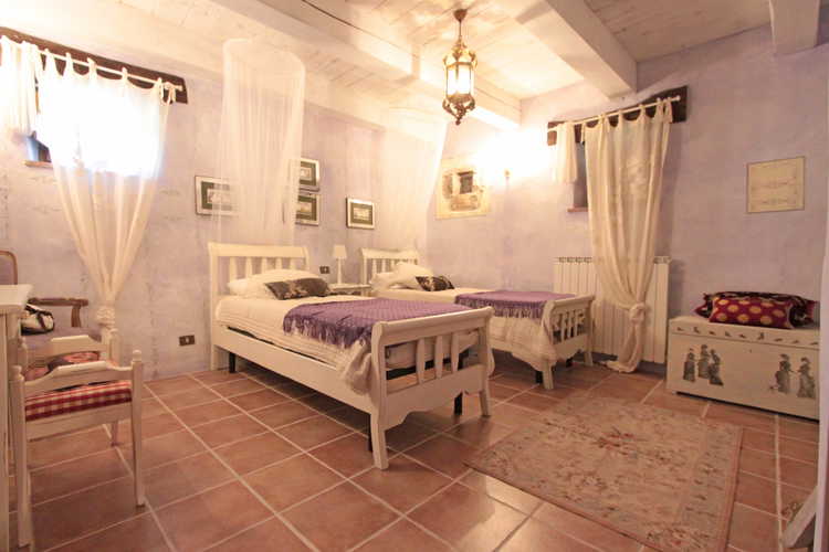 La Loggia Fiorita: la villa Ã¨ composta da ben 5 camere da letto, di cui 4 matrimoniali ed una con i lettini singoli