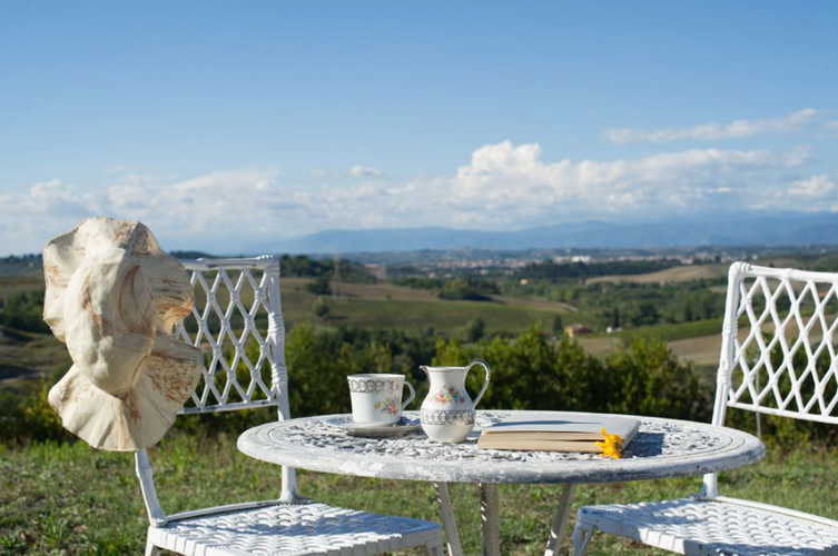 Ogni angolo del giardino ti regalerÃ  viste mozzafiato sulle colline