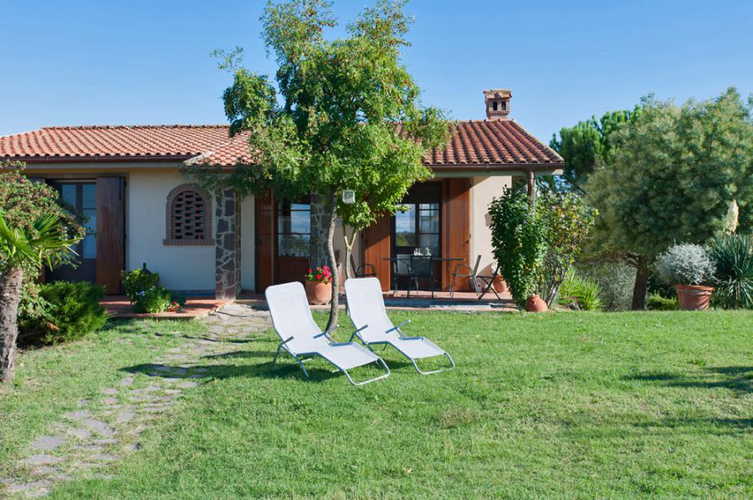 La veranda Ã¨ perfetta per organizzare pranzi e cene all'aperto