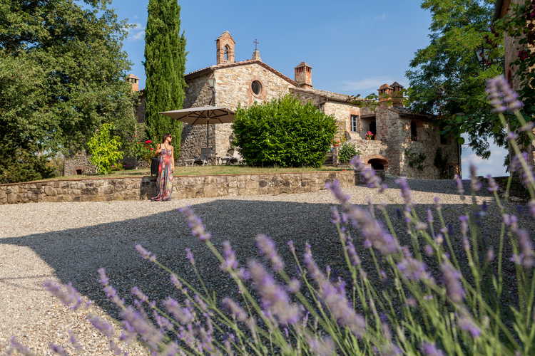 La Pieve Marsina: il profumo dei fiori riempie l'atmosfera che circonda la casa