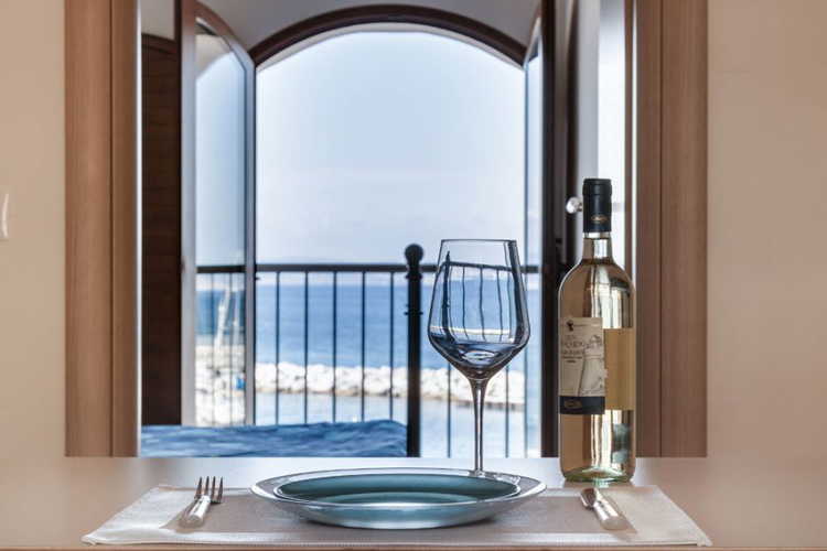 Choose a relaxing vacation at Vecchia Scuola in the port town of Cavo