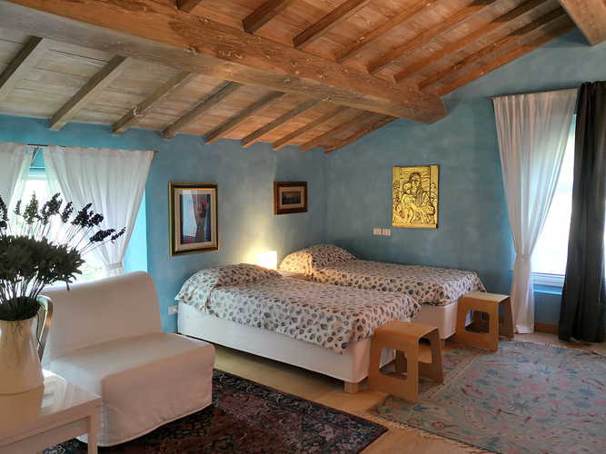 La Villa con gli Archi luxury rental has one bedroom with two single beds