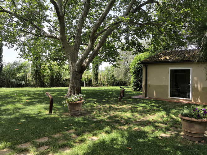 La Villa con gli Archi is surrounded by a rich, green garden with spectacular trees and blossoms
