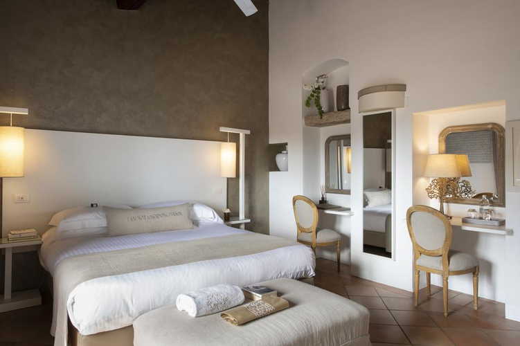 Locanda Le Piazze: camera matrimoniale dall'arredo in stile semplice, funzionale ed un piacevole contrasto di colori