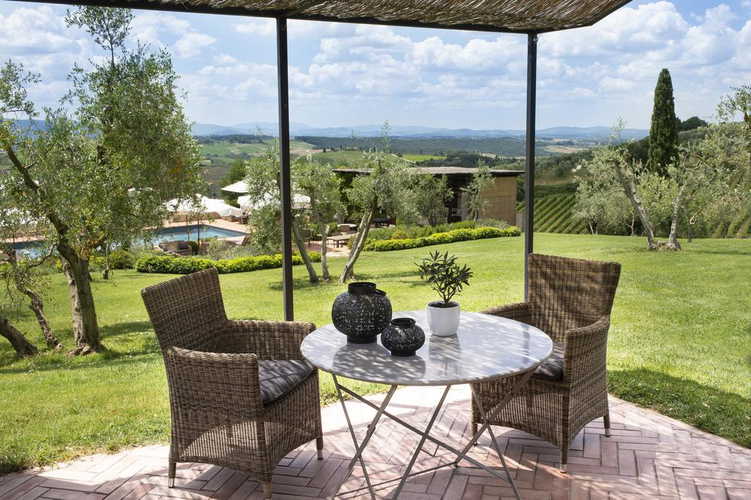 Locanda Le Piazze: piscina privata ed angoli con tavoli e sedie ubicati in zone circondate dalla quiete e dal silenzio