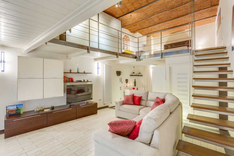 Loft le Murate - Il soggiorno con ampio divano e TV a schermo piatto