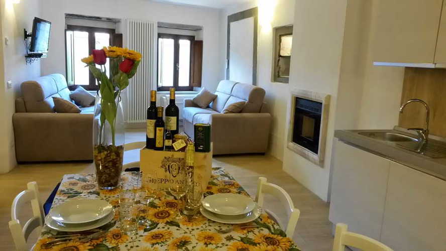 Il soggiorno con TV a schermo piatto ed un vero caminetto